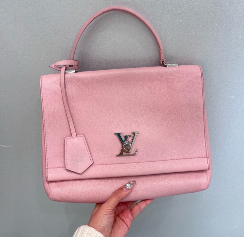 【90%新✨全網最低價】LV Lock Me 櫻花粉色牛皮手拎｜斜背包-0