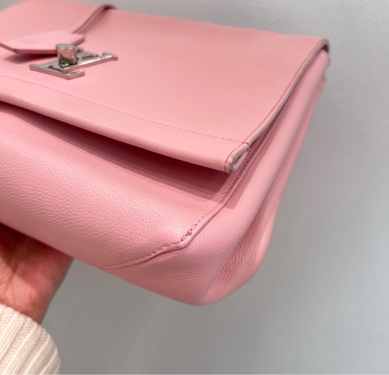 【90%新✨全網最低價】LV Lock Me 櫻花粉色牛皮手拎｜斜背包-3
