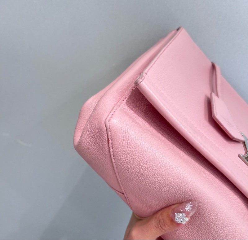 【90%新✨全網最低價】LV Lock Me 櫻花粉色牛皮手拎｜斜背包-4