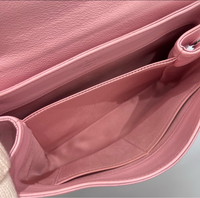 【90%新✨全網最低價】LV Lock Me 櫻花粉色牛皮手拎｜斜背包-6