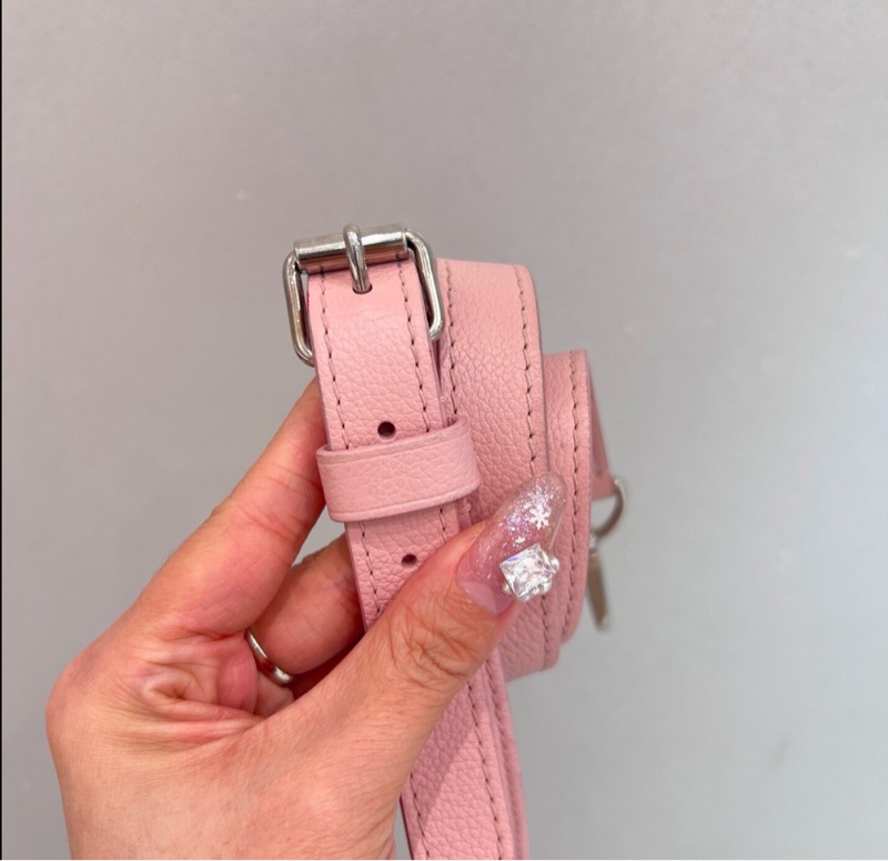 【90%新✨全網最低價】LV Lock Me 櫻花粉色牛皮手拎｜斜背包-7