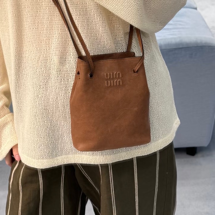 Miu系千金駕到🕊️99新🆕Miu Miu棕色Nappa皮革迷你發財小福袋包水桶包手提單肩斜挎包-0