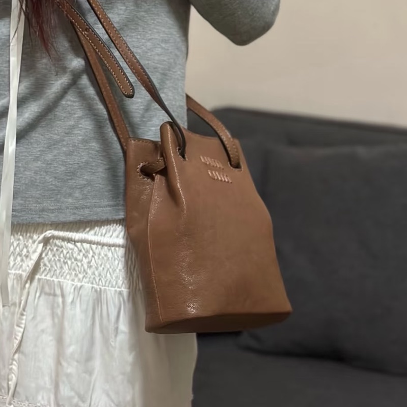 Miu系千金駕到🕊️99新🆕Miu Miu棕色Nappa皮革迷你發財小福袋包水桶包手提單肩斜挎包-3