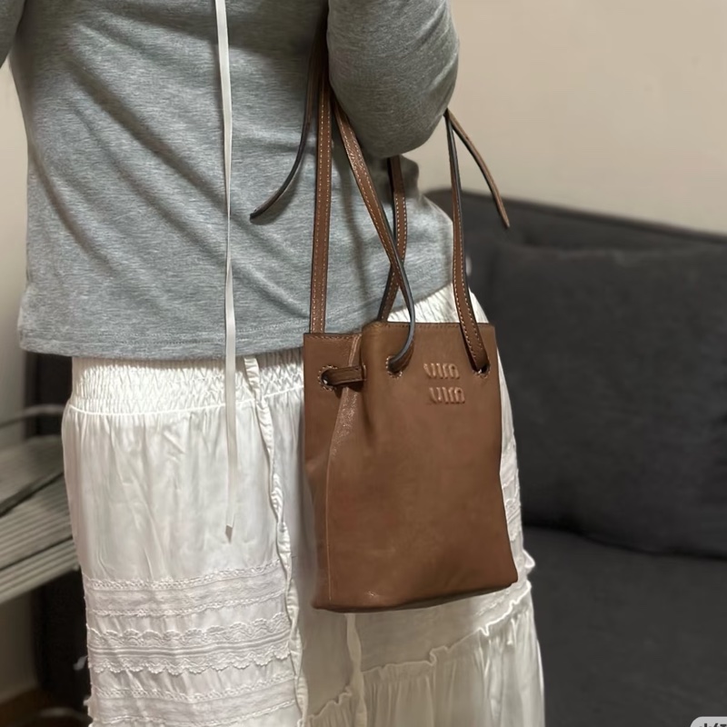 Miu系千金駕到🕊️99新🆕Miu Miu棕色Nappa皮革迷你發財小福袋包水桶包手提單肩斜挎包-4