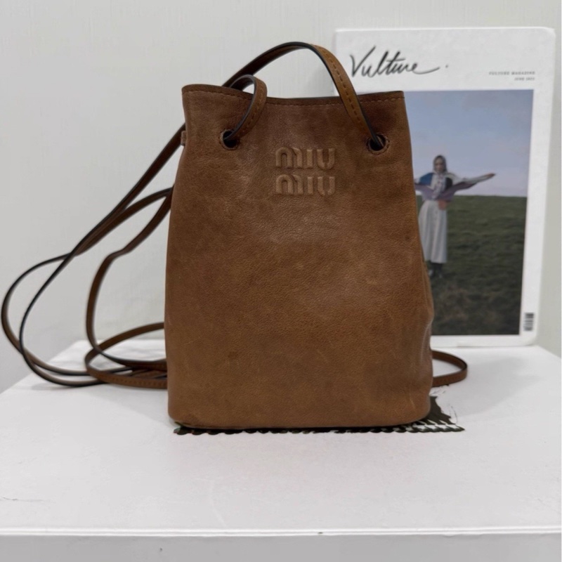Miu系千金駕到🕊️99新🆕Miu Miu棕色Nappa皮革迷你發財小福袋包水桶包手提單肩斜挎包-5