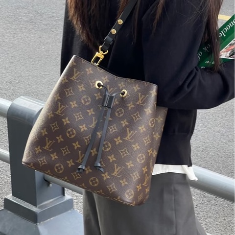 經典不敗實用款❤️‍🔥99新🈶購證😍LV路易威登Neonoe老花水桶包單肩斜挎包