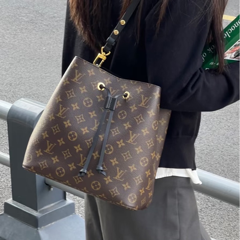 經典不敗實用款❤️‍🔥99新🈶購證😍LV路易威登Neonoe老花水桶包單肩斜挎包-0
