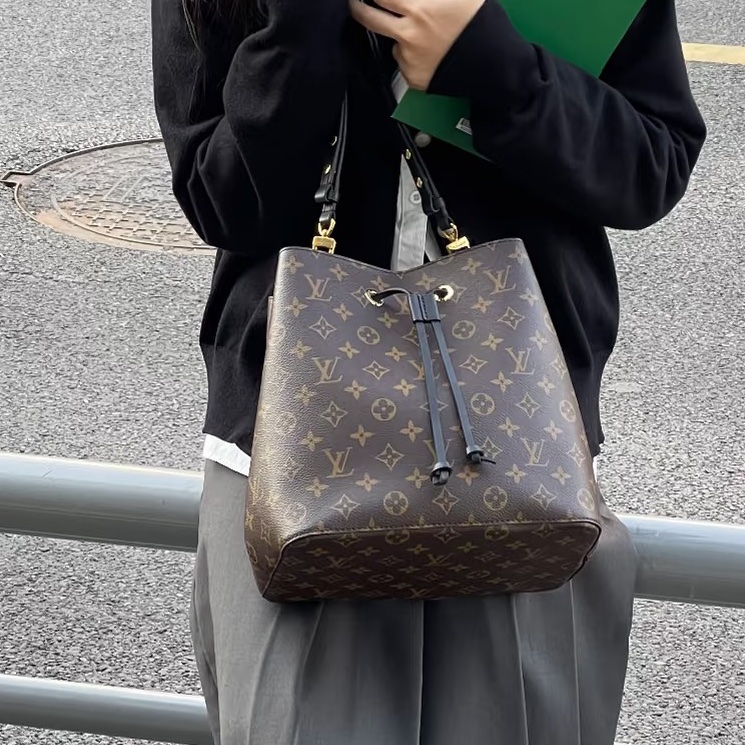 經典不敗實用款❤️‍🔥99新🈶購證😍LV路易威登Neonoe老花水桶包單肩斜挎包-1