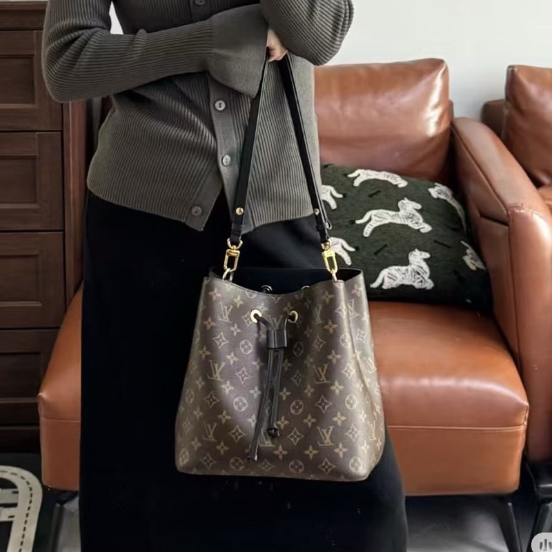 經典不敗實用款❤️‍🔥99新🈶購證😍LV路易威登Neonoe老花水桶包單肩斜挎包-5