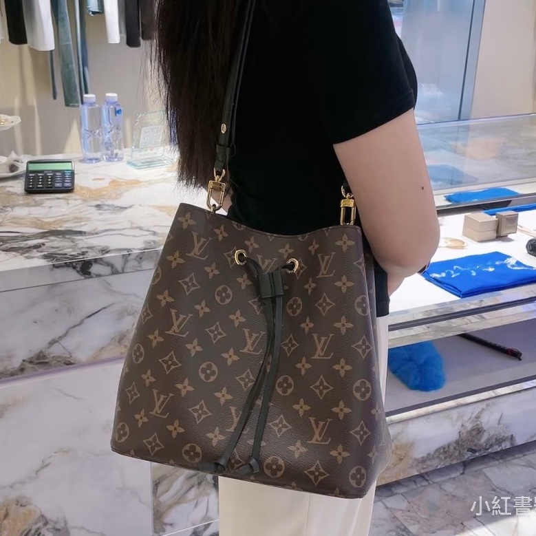 經典不敗實用款❤️‍🔥99新🈶購證😍LV路易威登Neonoe老花水桶包單肩斜挎包-8