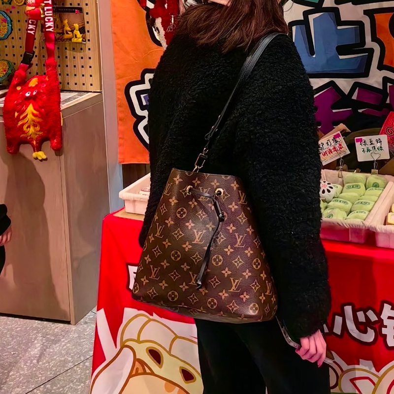 經典不敗實用款❤️‍🔥99新🈶購證😍LV路易威登Neonoe老花水桶包單肩斜挎包-10