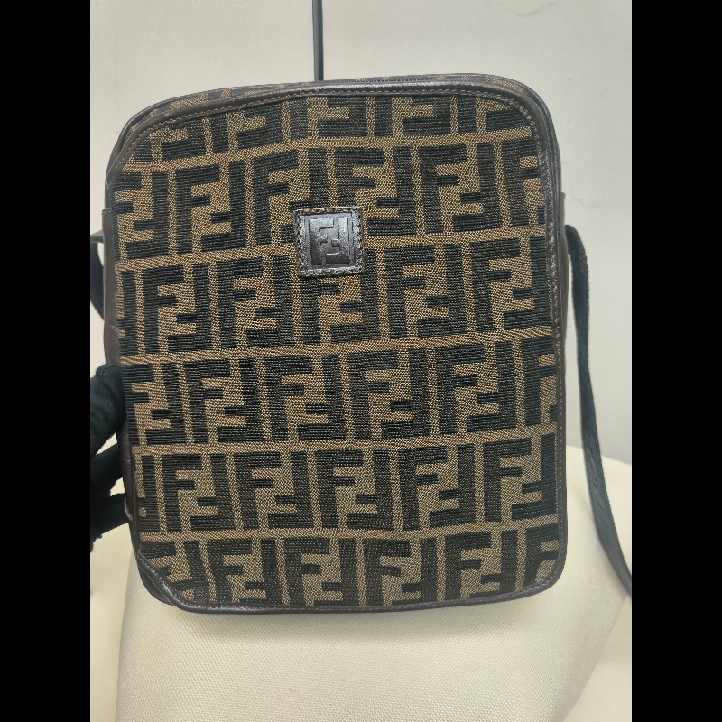 ‼️年前限時特賣‼️（原11800）至1/25⏰㊣✨FENDI✨芬迪 FF 老花 皮革 直立 收納包 相機包 肩背包 斜背包/雙F/二手包/二手精品/保證正品-1