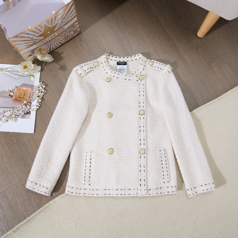 ❤️CHANEL 米色經典外套 精緻LOGO紐扣-4