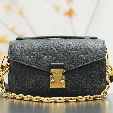 近全新 LouisVuitton/路易威登 East West黑色牛皮壓紋小郵差 斜挎包