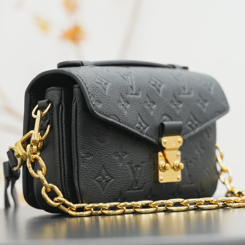 近全新 LouisVuitton/路易威登 East West黑色牛皮壓紋小郵差 斜挎包-1