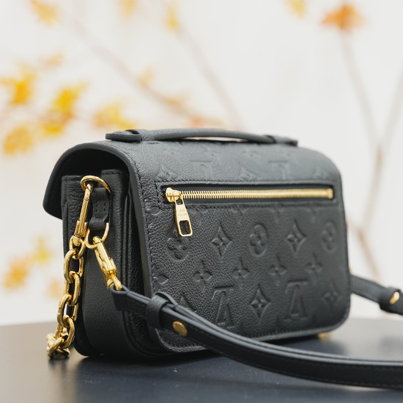 近全新 LouisVuitton/路易威登 East West黑色牛皮壓紋小郵差 斜挎包-3