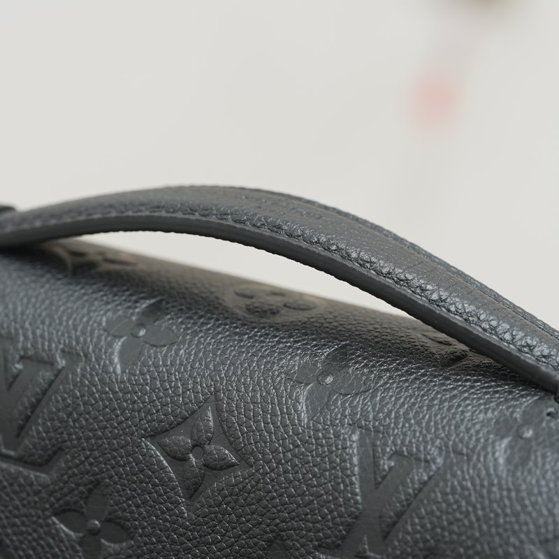 近全新 LouisVuitton/路易威登 East West黑色牛皮壓紋小郵差 斜挎包-7