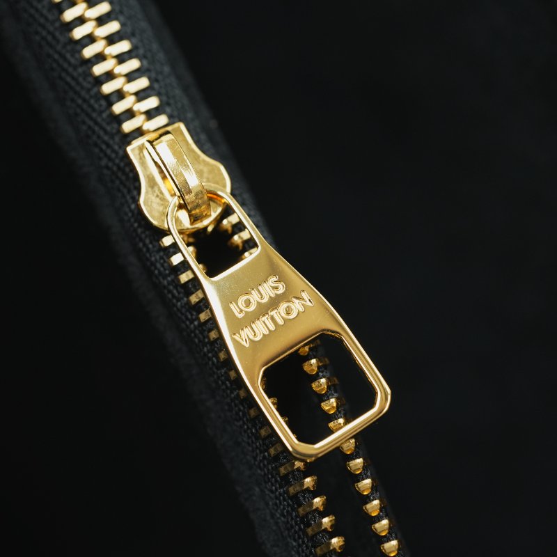 近全新 LouisVuitton/路易威登 East West黑色牛皮壓紋小郵差 斜挎包-8