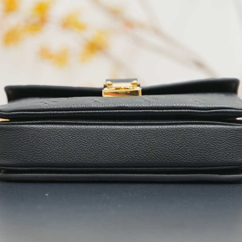 近全新 LouisVuitton/路易威登 East West黑色牛皮壓紋小郵差 斜挎包-12