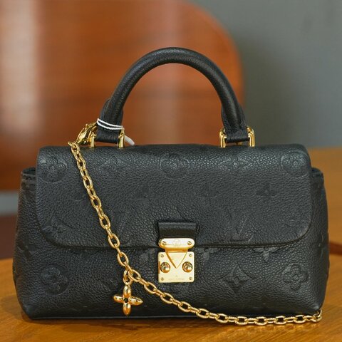 LouisVuitton/路易威登 黑牛皮壓紋Madeleine NANO 瑪德琳 鏈條斜挎包 芯片款
