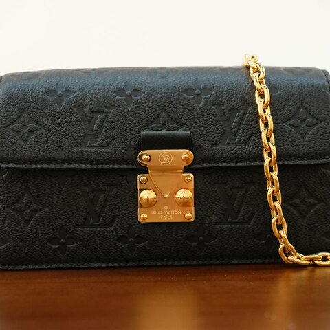 LouisVuitton/路易威登 黑牛皮壓紋Pochette Metis 郵差包鏈條斜背包 芯片款