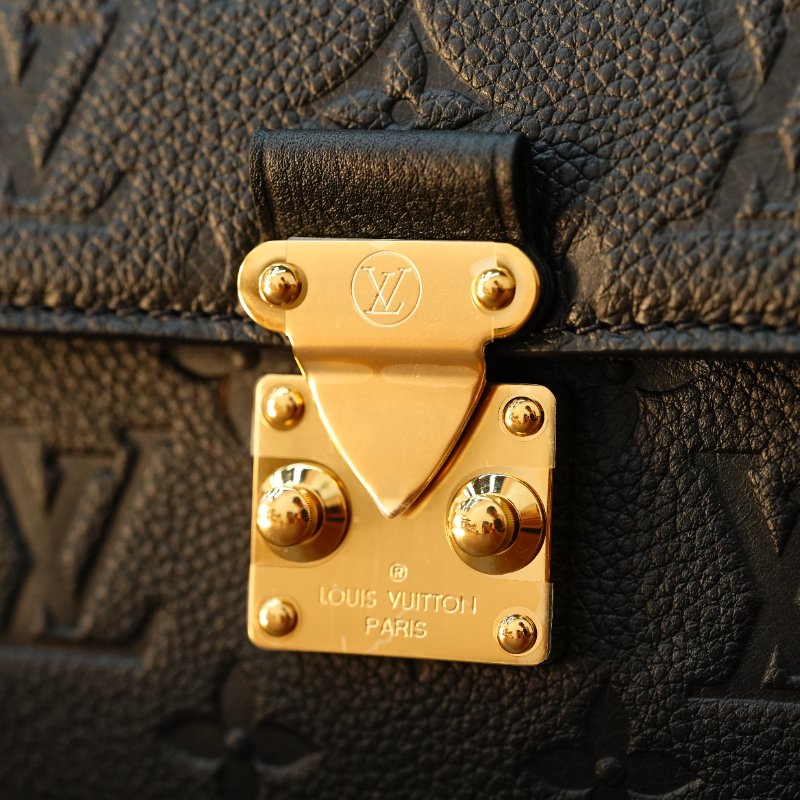 LouisVuitton/路易威登 黑牛皮壓紋Pochette Metis 郵差包鏈條斜背包 芯片款-5