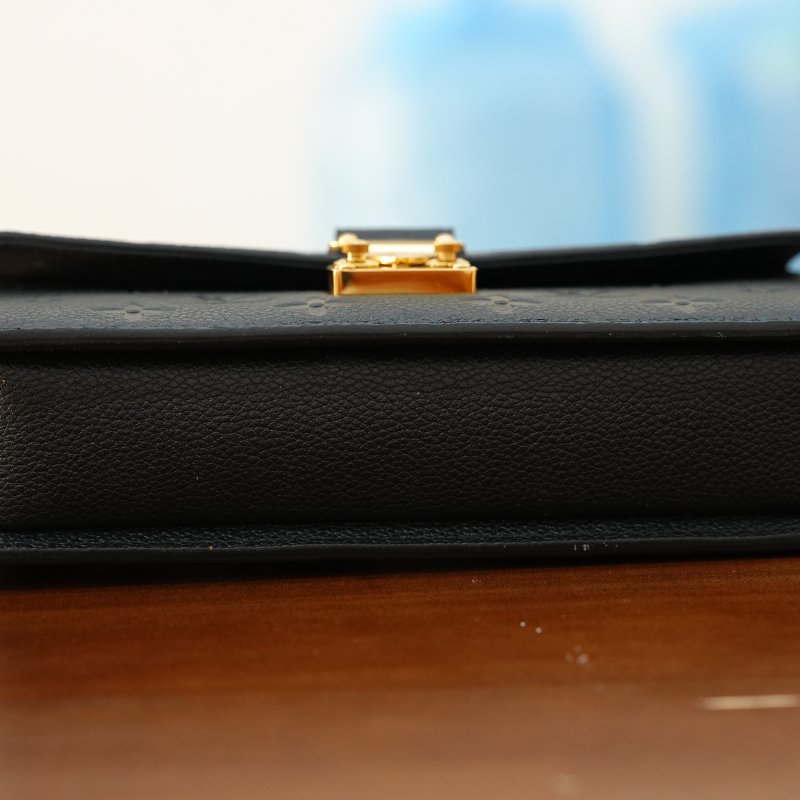 LouisVuitton/路易威登 黑牛皮壓紋Pochette Metis 郵差包鏈條斜背包 芯片款-11