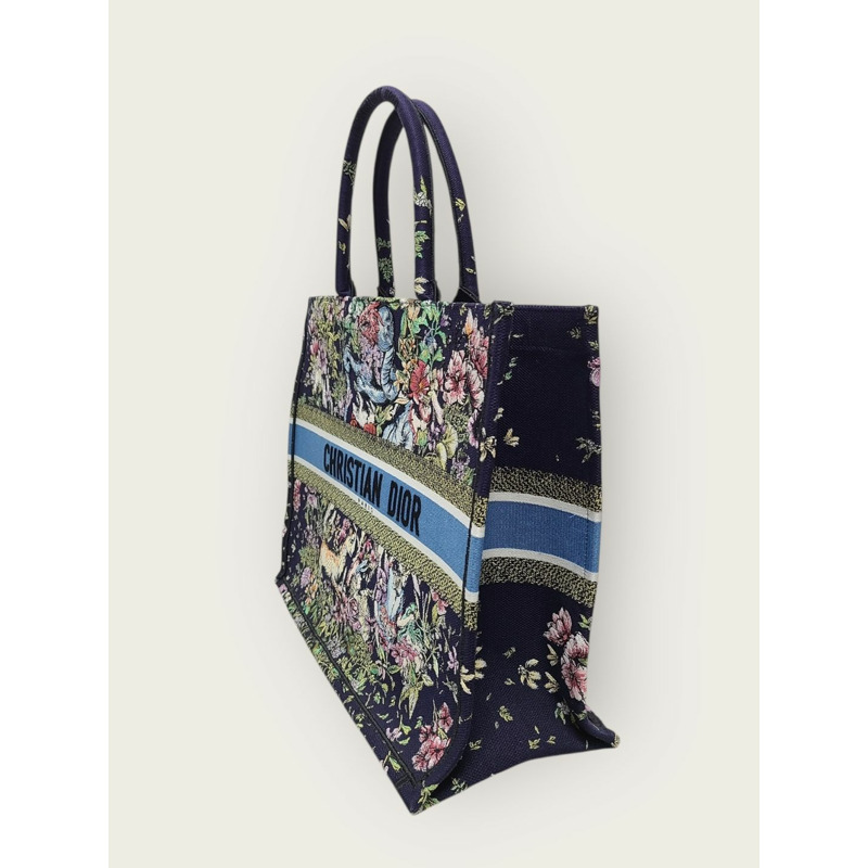 【包稅】DIOR 海軍藍多色花卉刺繡Logo書包手提袋（大號）-1