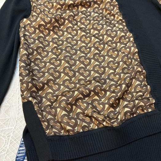 BURBERRY英國黑標專屬標誌印花絲質裁片黑色毛衣XS-11