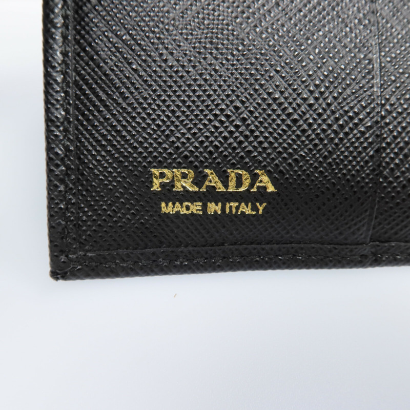 PRADA Saffiano皮革Fold Wallet金扣錢包-11