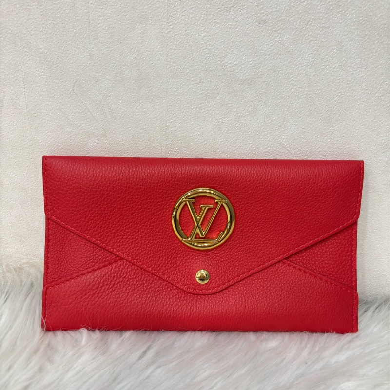 LV 訂製款 紅色荔枝皮 圓形 LOGO 釦式 信封 長夾 皮夾 收納袋 萬用袋-0