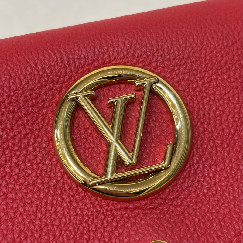 LV 訂製款 紅色荔枝皮 圓形 LOGO 釦式 信封 長夾 皮夾 收納袋 萬用袋-4