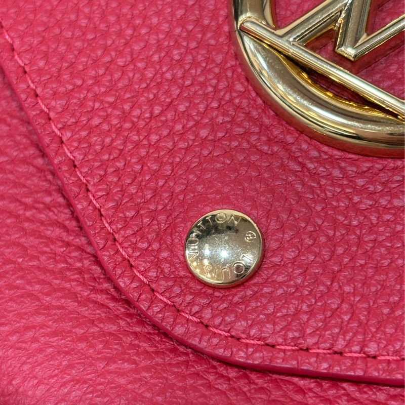 LV 訂製款 紅色荔枝皮 圓形 LOGO 釦式 信封 長夾 皮夾 收納袋 萬用袋-6