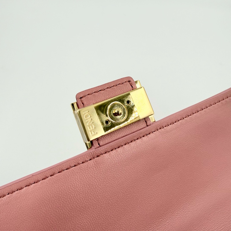 FENDI- 粉色納帕小羊皮Baguette配飾鏈WOC-9