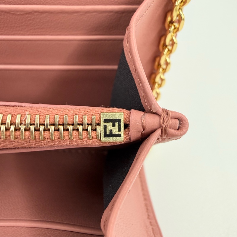 FENDI- 粉色納帕小羊皮Baguette配飾鏈WOC-15