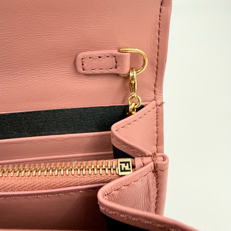 FENDI- 粉色納帕小羊皮Baguette配飾鏈WOC-17