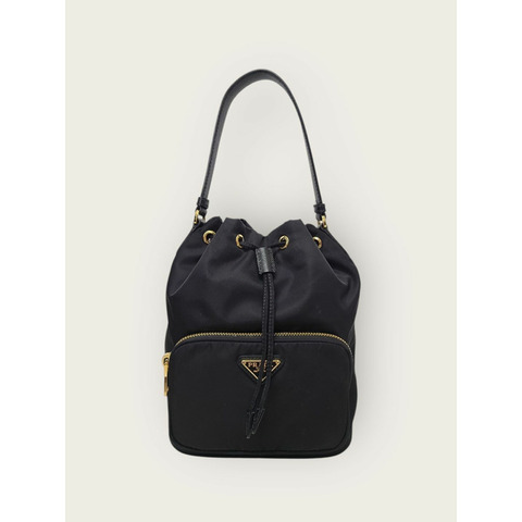 【包稅】PRADA 黑色尼龍 Piquadro 三角形標誌水桶包