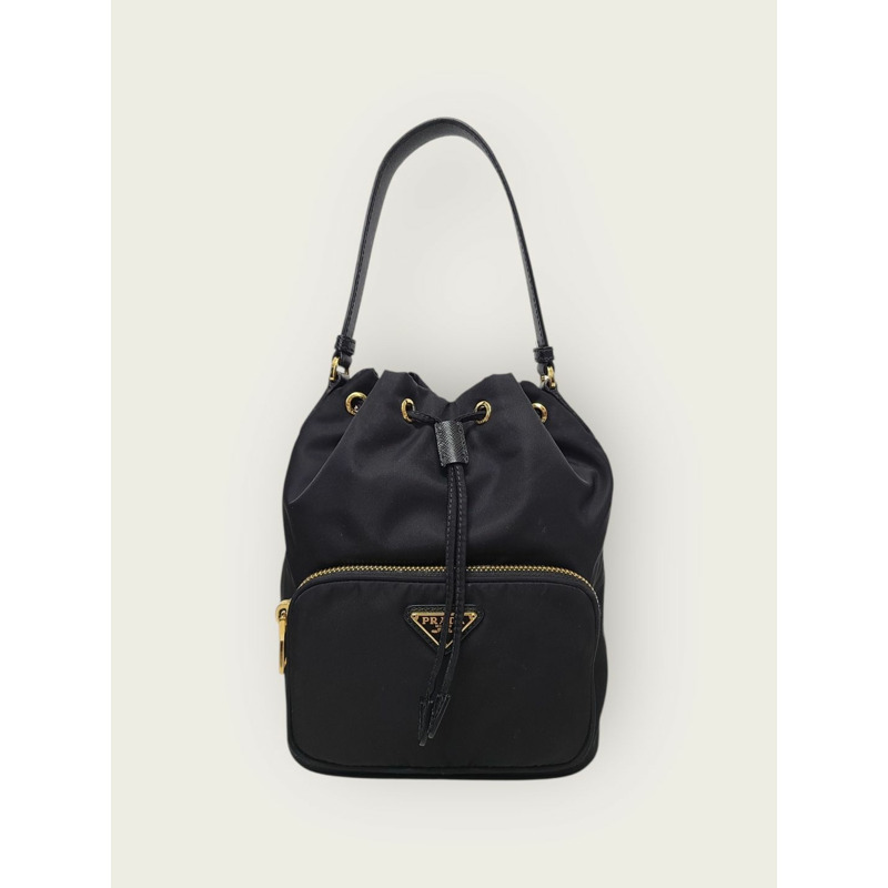 【包稅】PRADA 黑色尼龍 Piquadro 三角形標誌水桶包-0