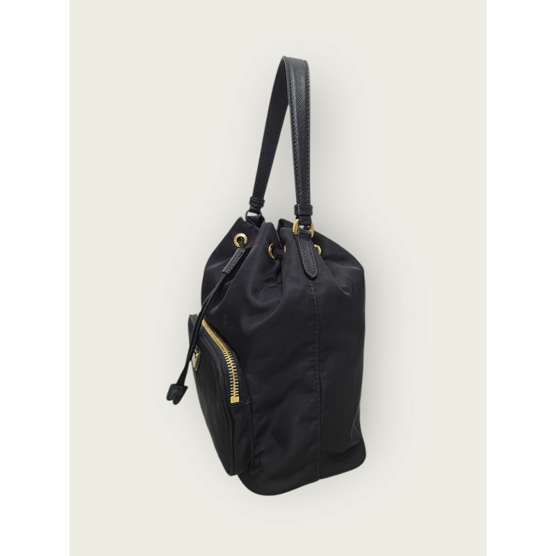 【包稅】PRADA 黑色尼龍 Piquadro 三角形標誌水桶包-1