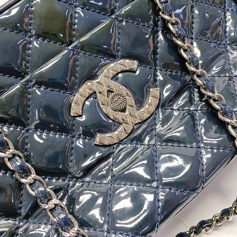 CHANEL深藍色牛漆皮菱格紋絎縫單肩包手提包銀色五金13開2條可拆卸肩帶-9