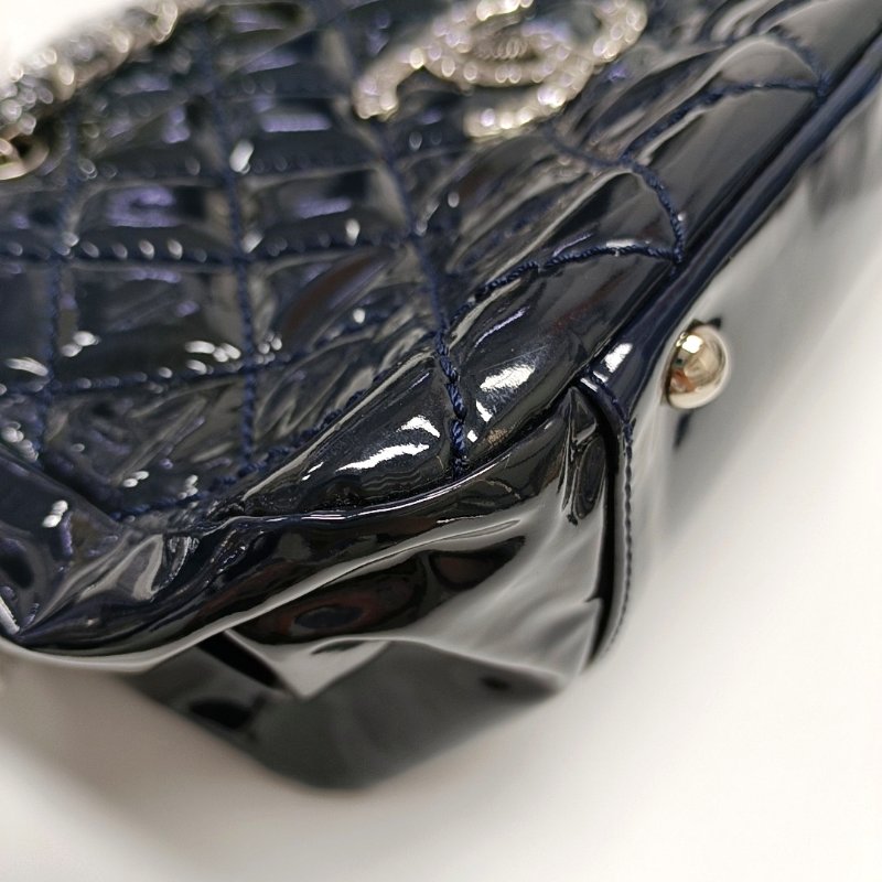 CHANEL深藍色牛漆皮菱格紋絎縫單肩包手提包銀色五金13開2條可拆卸肩帶-15