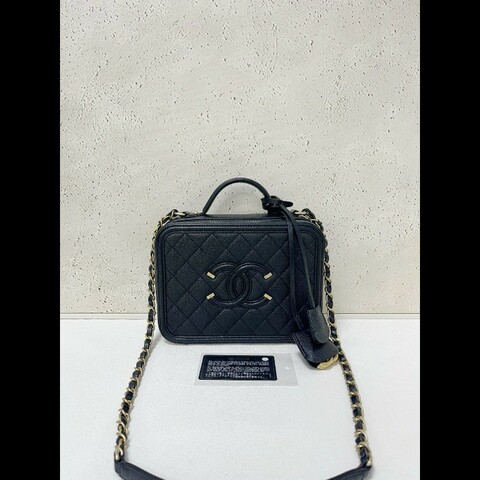 Chanel vanity case medium 
中號 黑金荔枝皮相機包