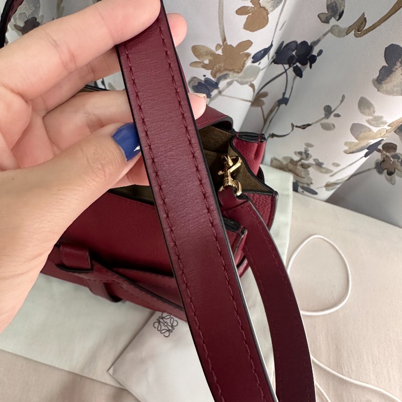 LOEWE 羅威 Gate Top Handle 經典綁結牛皮手提斜背兩用包(酒紅)-11