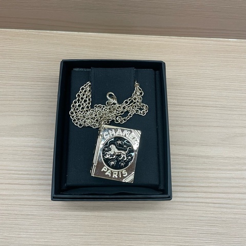 Chanel香奈儿限量款雄狮双C魔法书项链，金色链条，黑色封面，狮子图案精致立体，可翻页设计，前后都有精美装饰，可做相片框，男女可戴，带盒子