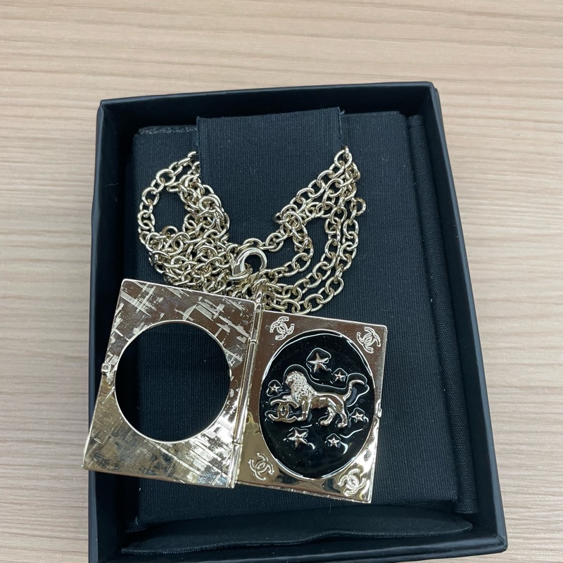 Chanel香奈儿限量款雄狮双C魔法书项链,金色链条,黑色封面,狮子图案精致立体,可翻页设计,前后都有精美装饰,可做相片框,男女可戴,带盒子-1