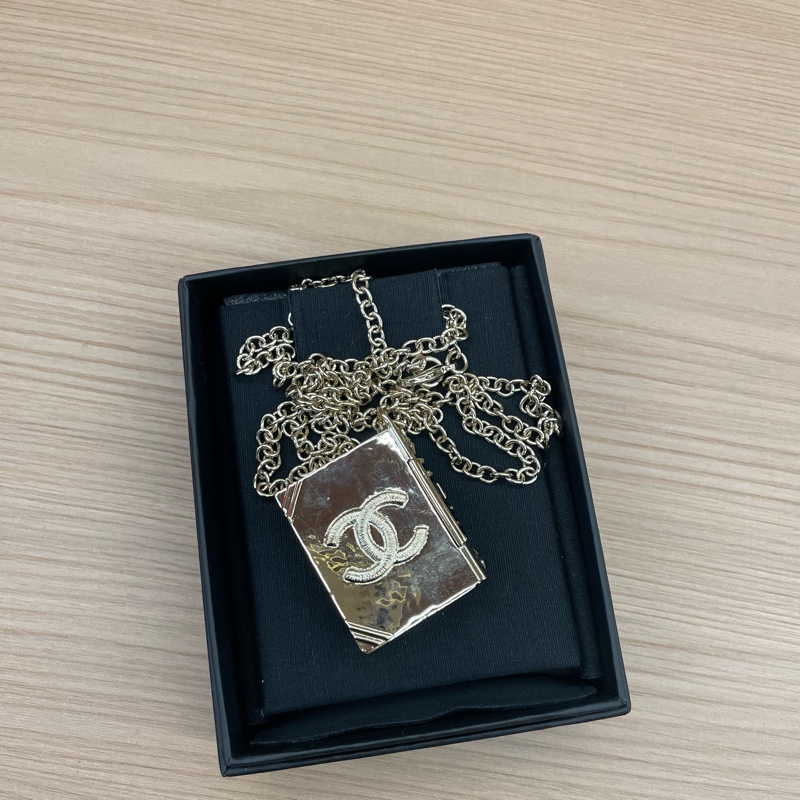 Chanel香奈儿限量款雄狮双C魔法书项链,金色链条,黑色封面,狮子图案精致立体,可翻页设计,前后都有精美装饰,可做相片框,男女可戴,带盒子-2