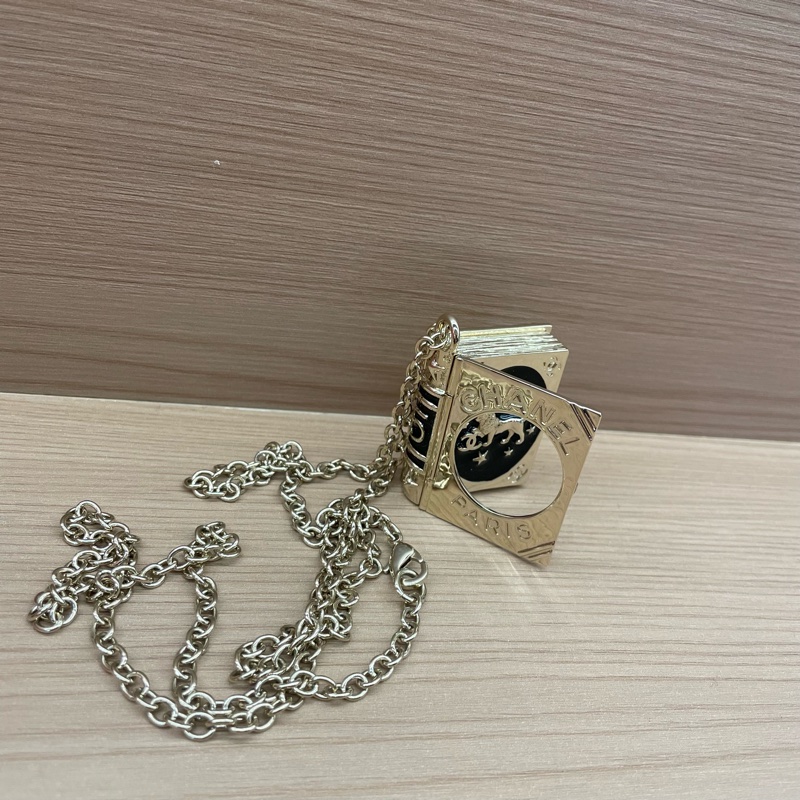 Chanel香奈儿限量款雄狮双C魔法书项链,金色链条,黑色封面,狮子图案精致立体,可翻页设计,前后都有精美装饰,可做相片框,男女可戴,带盒子-4