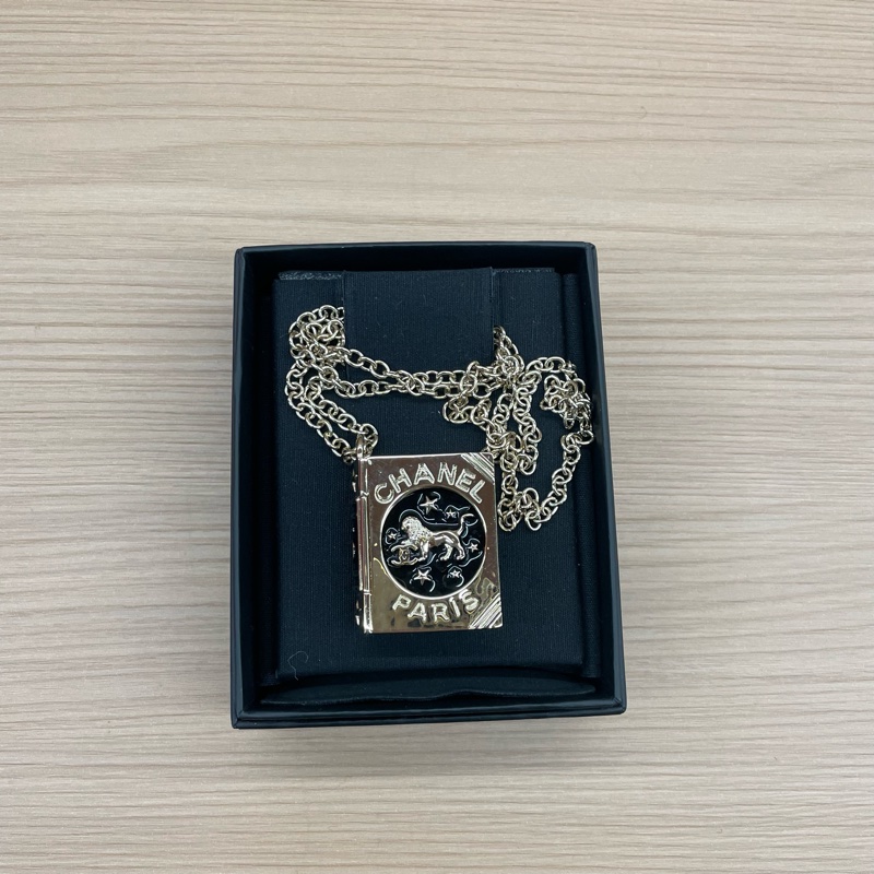 Chanel香奈儿限量款雄狮双C魔法书项链,金色链条,黑色封面,狮子图案精致立体,可翻页设计,前后都有精美装饰,可做相片框,男女可戴,带盒子-5