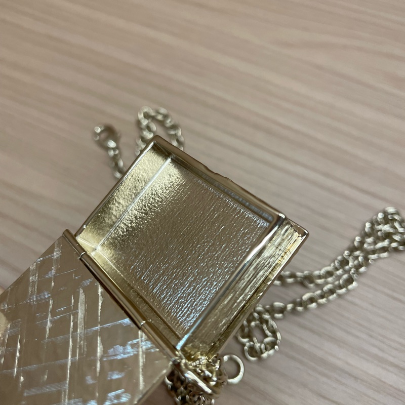 Chanel香奈儿限量款雄狮双C魔法书项链，金色链条，黑色封面，狮子图案精致立体，可翻页设计，前后都有精美装饰，可做相片框，男女可戴，带盒子-7