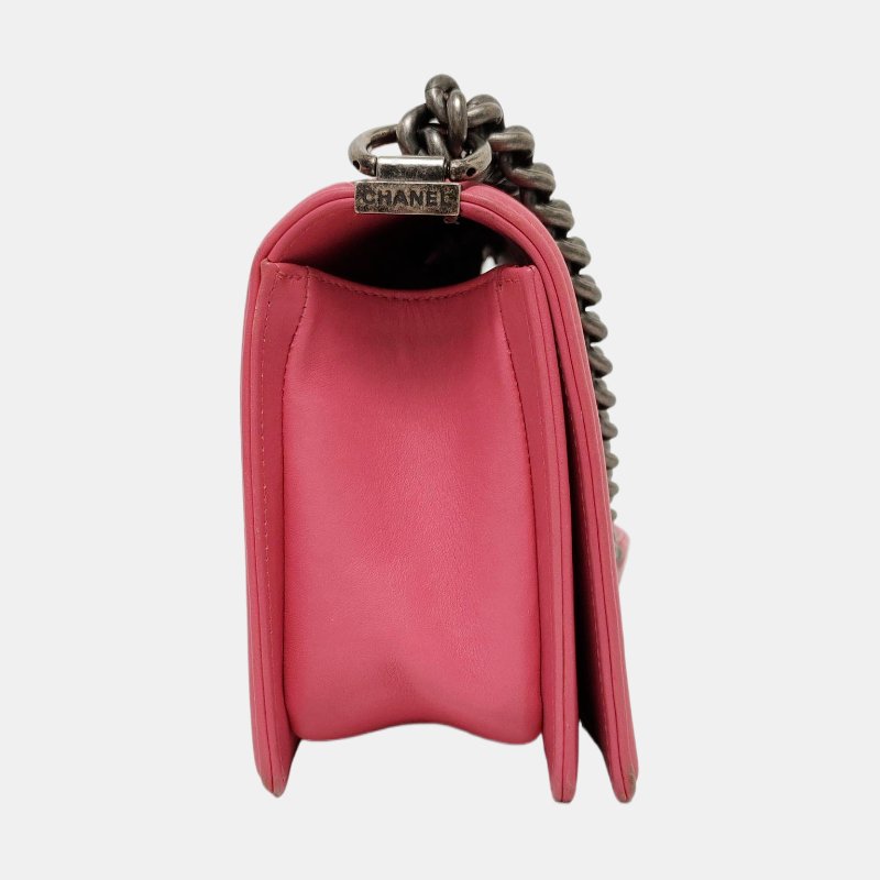 CHANEL BOY CHANEL中號粉色牛皮絎縫V紋單肩包斜挎包釕色五金26開可拆卸肩帶-3